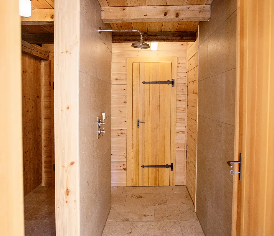 Die moderne Dusche im Saunahaus des Baderhauses