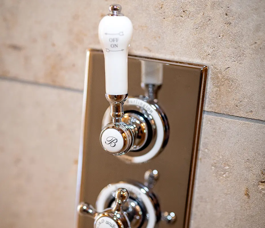 Detailaufnahme aus dem Baderhaus: Badezimmerarmaturen