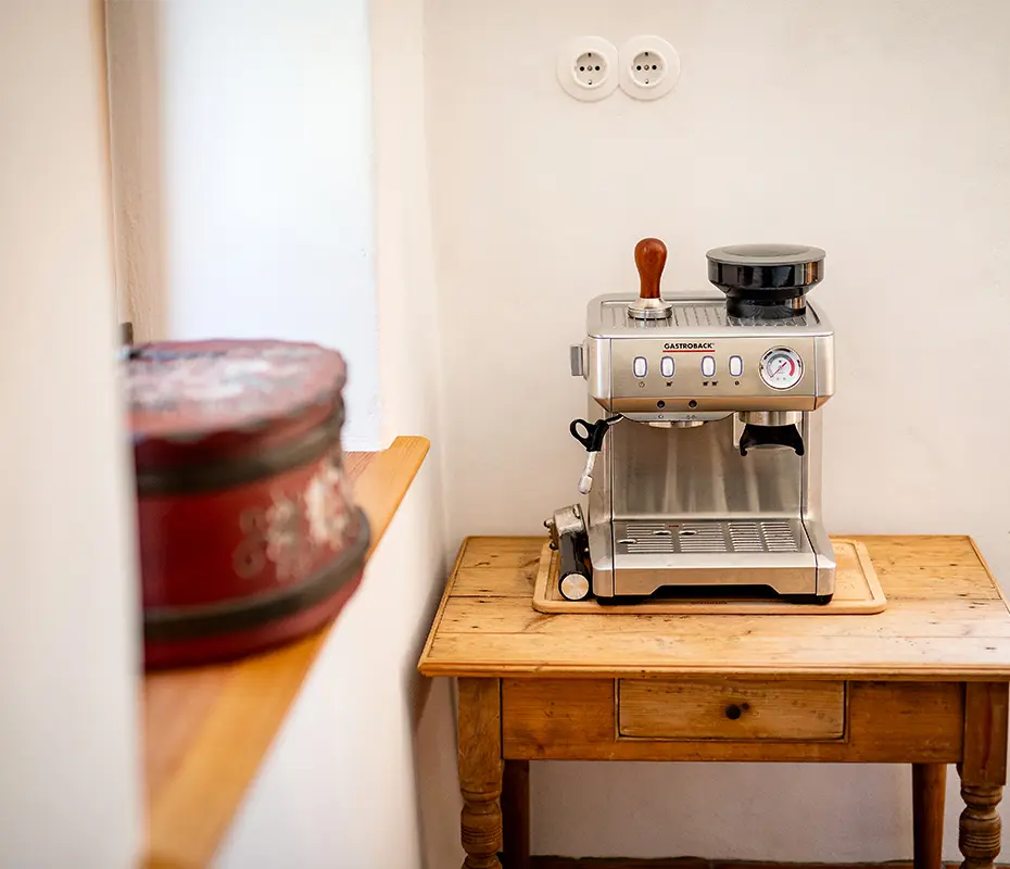 Detailaufnahme aus der Küche des Baderhauses: Siebträger-Kaffeemaschine mit Mahlwerk