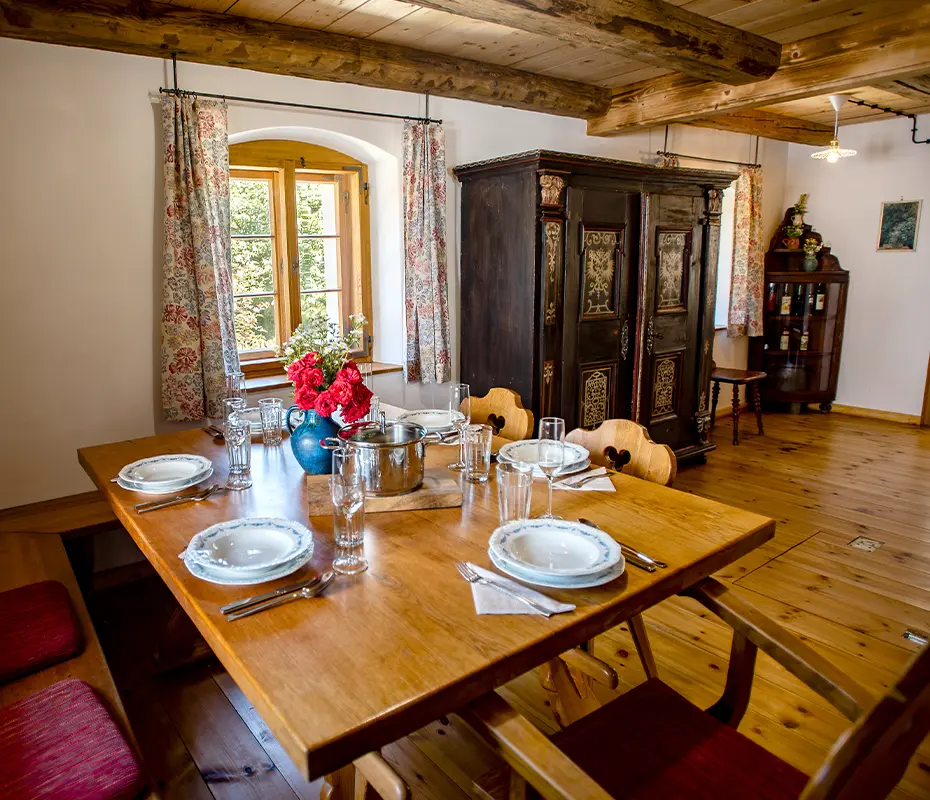 Der Essplatz des Baderhauses mit historischem Schrank