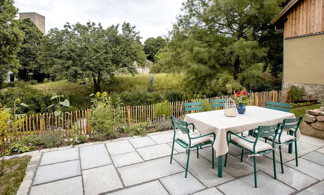Geräumige Terrasse mit Blick ins Grüne und auf Burg Regenpeilstein