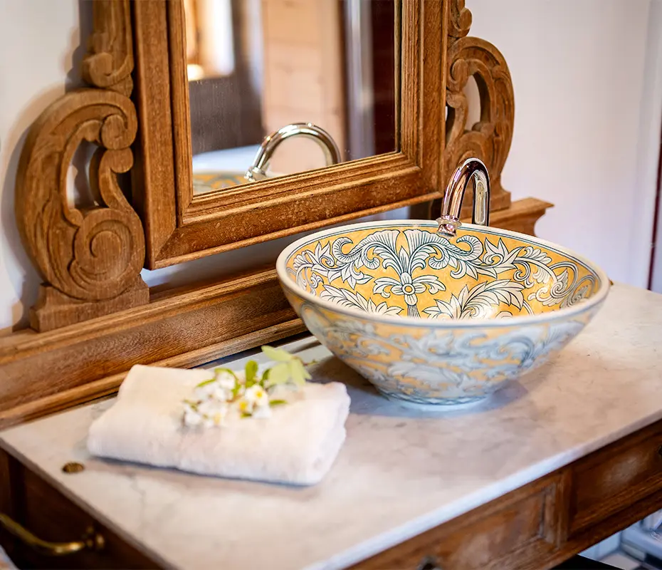 Detailaufnahme aus einem Badezimmer des Baderhauses: Neue Haustechnik im historischen Look