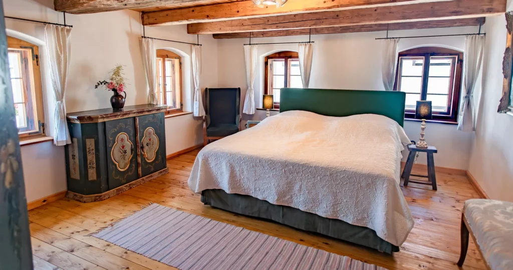 Schlafzimmer mit großem Doppelbett im Baderhaus