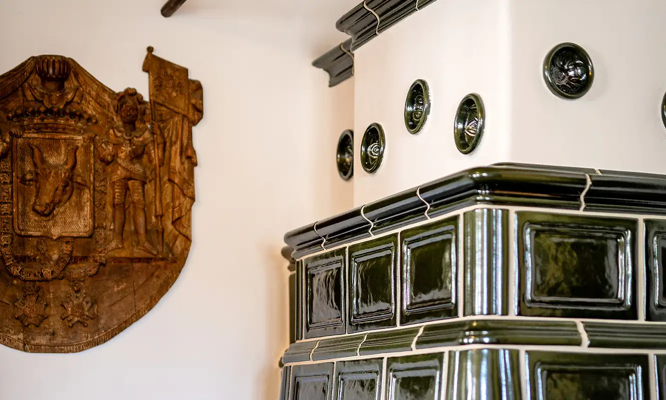 Kachelofen und Wanddetail im Baderhaus Regenpeilstein